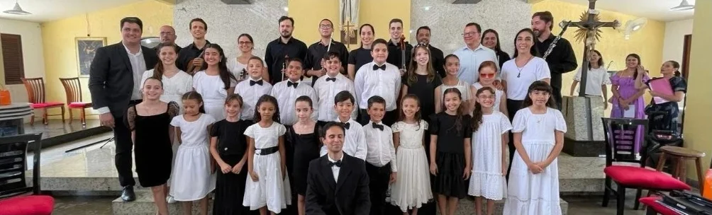 Coristas do Vox Virtuosa com os músicos após uma apresentação