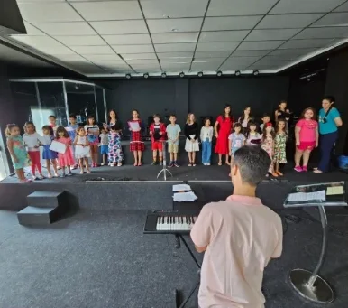 Ensaio do coro com o maestro ao piano